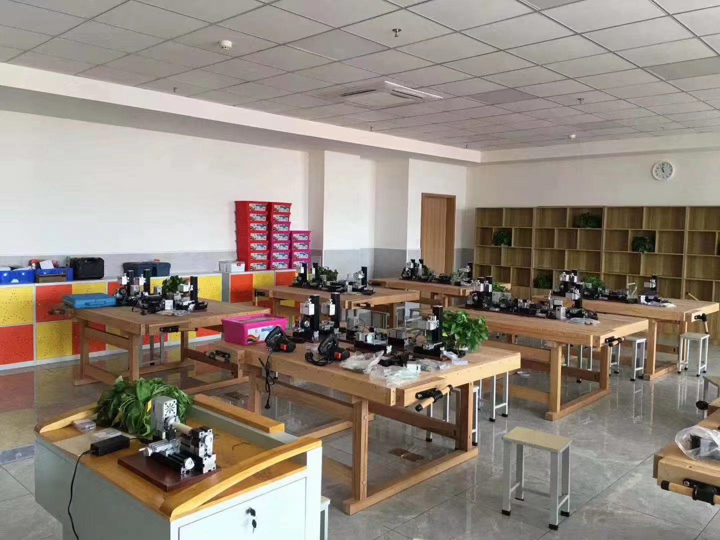 A large school innovation lab fitted with shared benches, robotics kits and open storage